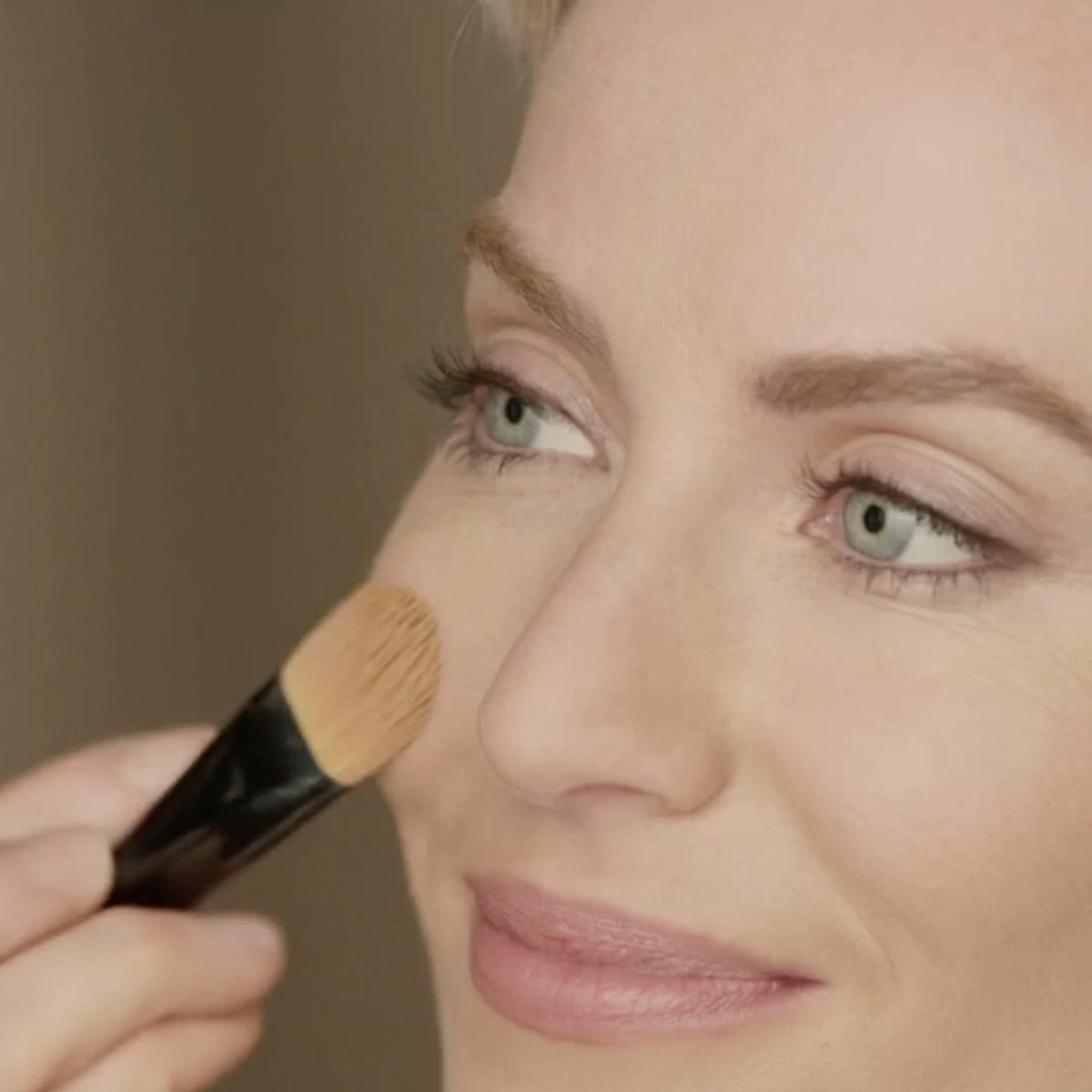 Max Factor Radiant Lift FD - 77 Golden Tan - Afbeelding 4